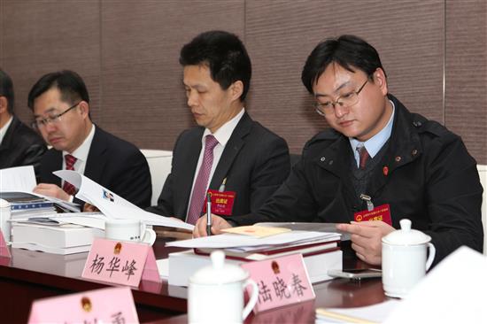 2017年，杨华峰（右一）被选为上海市第十五届人民代表大会代表。